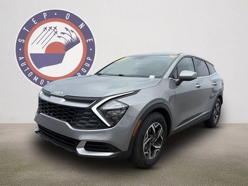 Used 2023 Kia Sportage LX FWD image 2