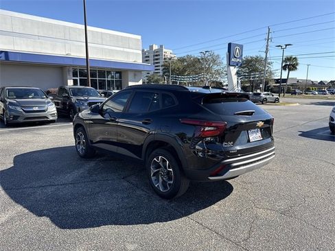 Used 2024 Chevrolet Trax LT w/ LT Convenience Package image 7