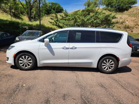 Used 2018 Chrysler Pacifica Touring-L FWD image 15