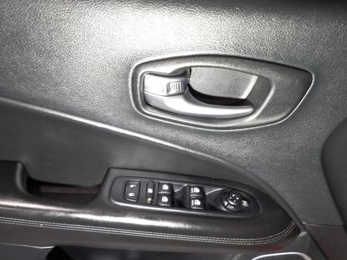 Used 2019 Jeep Compass Latitude AWD/4WD image 9