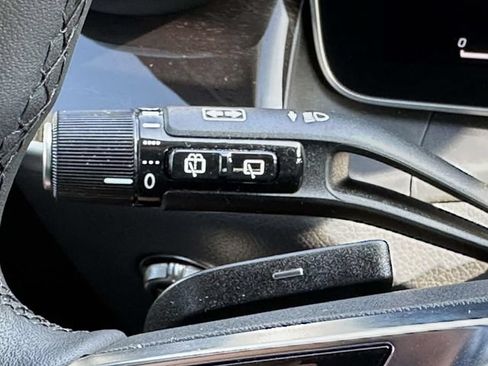 Used 2025 Mercedes-Benz GLC 300 4MATIC image 33