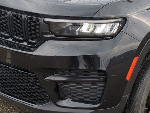 Certified 2023 Jeep Grand Cherokee Altitude image 11