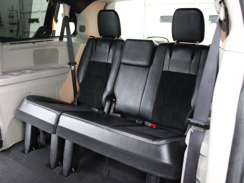 Used 2016 Dodge Grand Caravan SXT FWD image 9
