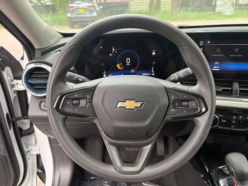 Used 2025 Chevrolet Trax LT FWD image 26