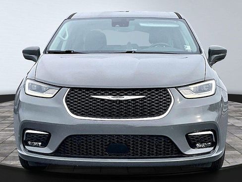 Used 2022 Chrysler Pacifica Touring-L w/ Uconnect Theater Family Group image 3