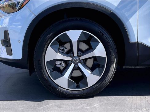 Used 2025 Volvo XC40 B5 Plus image 12