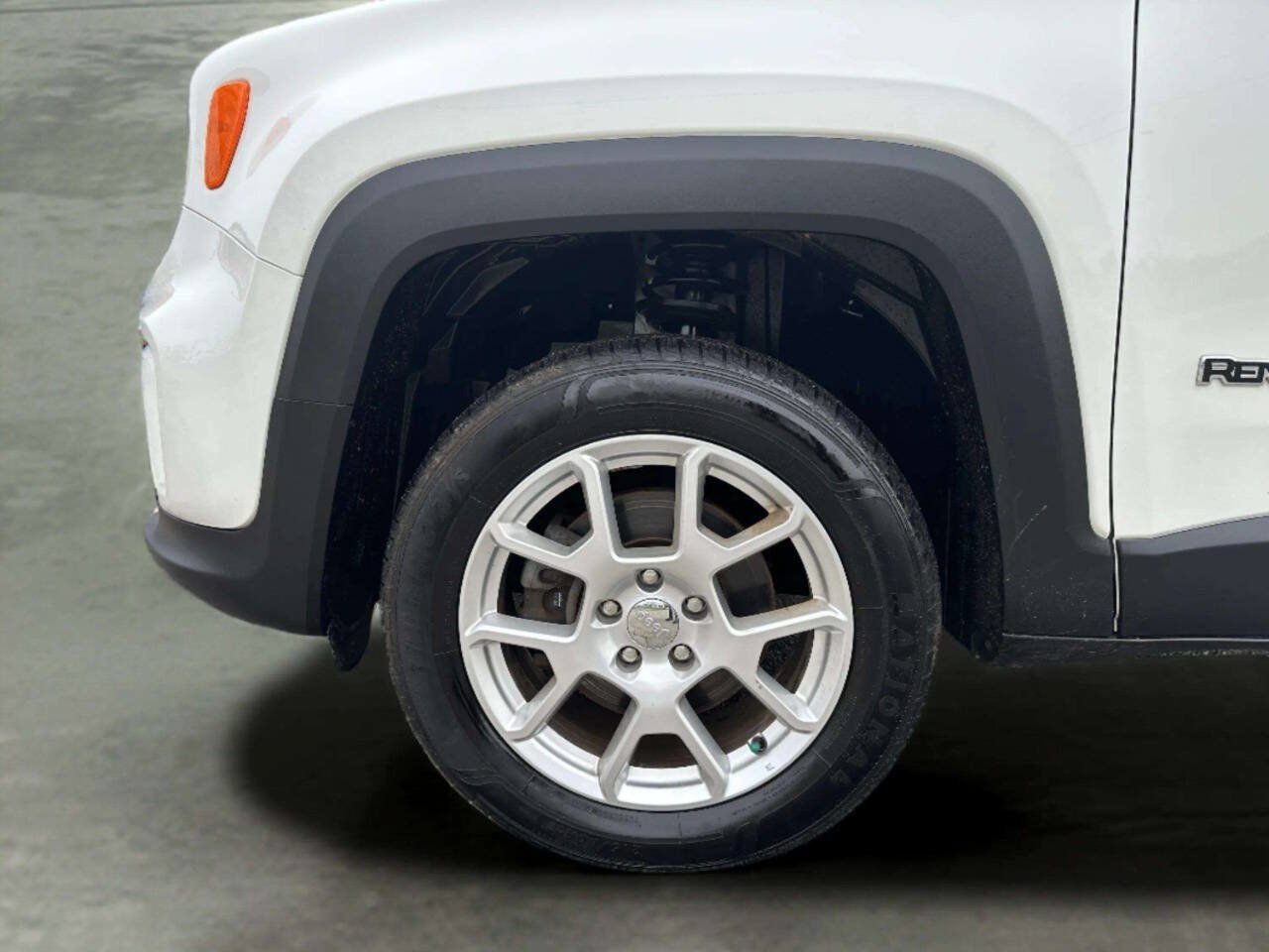 Used 2020 Jeep Renegade Latitude AWD/4WD image 34
