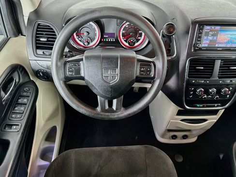 Used 2018 Dodge Grand Caravan SE w/ UConnect Hands-Free Group FWD image 15