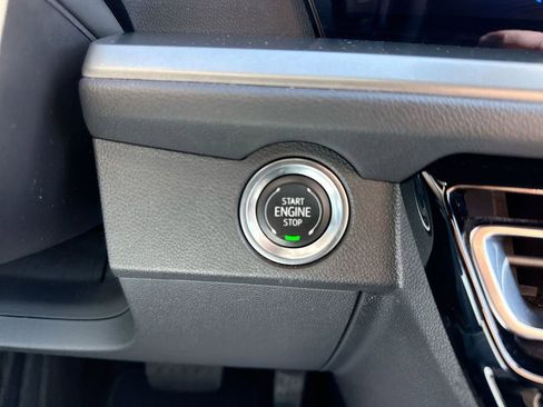 Used 2025 Chevrolet Traverse LT image 18