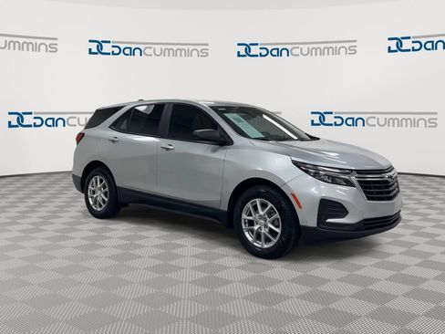 Used 2022 Chevrolet Equinox LS image 2