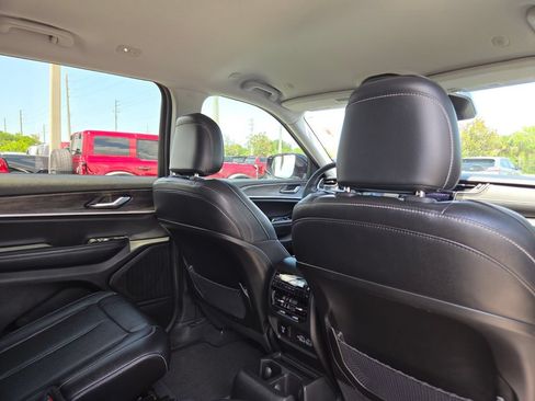Used 2023 Jeep Grand Cherokee L Limited AWD/4WD image 16