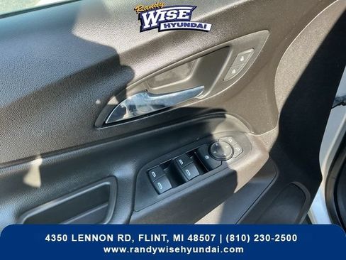 Used 2020 Chevrolet Equinox LT FWD image 16