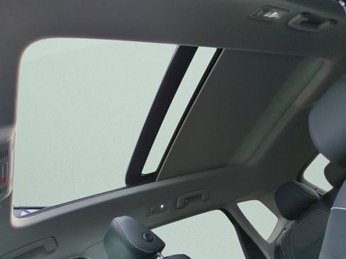 Used 2024 Volkswagen Taos SE image 19