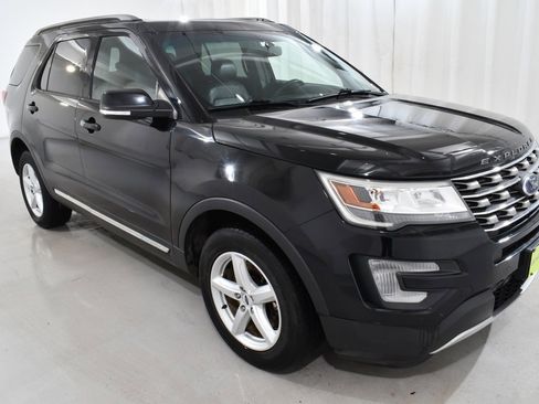 Used 2016 Ford Explorer XLT w/ Equipment Group 202A image 5