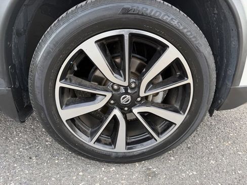 Used 2018 Nissan Rogue SL w/ Premium Package image 11