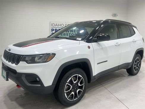 Used 2024 Jeep Compass Trailhawk image 4