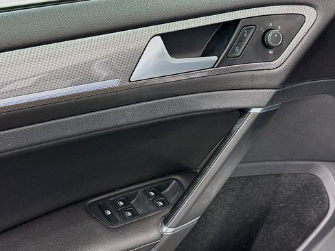 Used 2017 Volkswagen Golf S image 15