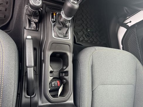 Used 2025 Jeep Wrangler Unlimited Sahara AWD/4WD image 24
