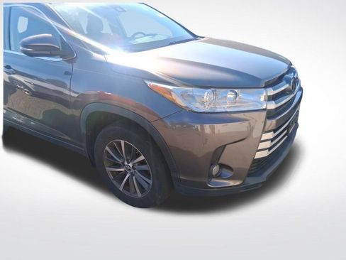 Used 2018 Toyota Highlander XLE AWD/4WD image 5