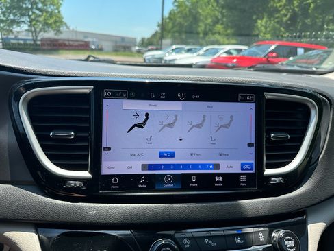 Used 2023 Chrysler Pacifica Touring-L FWD image 15