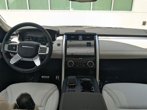 New 2025 Land Rover Discovery Dynamic SE image 15