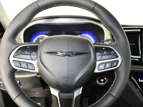 Used 2025 Chrysler Pacifica Select AWD/4WD image 19
