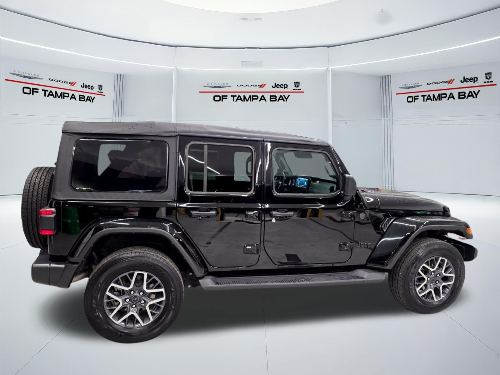 Used 2025 Jeep Wrangler Unlimited Sahara AWD/4WD image 7