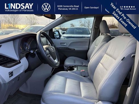 Used 2018 Toyota Sienna XLE image 10