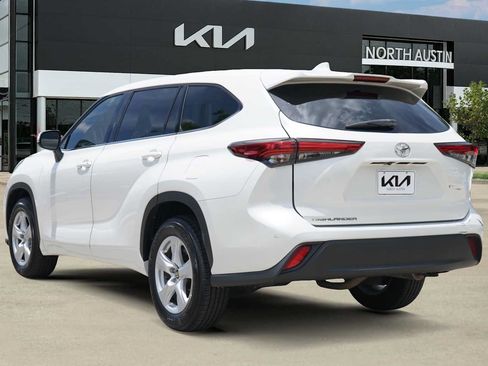 Used 2021 Toyota Highlander L FWD image 4