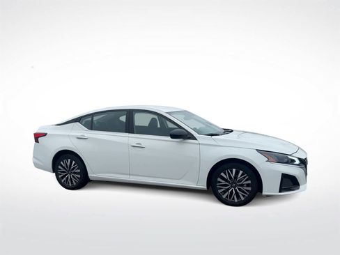 Used 2025 Nissan Altima 2.5 SV image 2