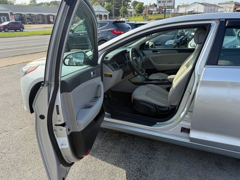 Used 2017 Hyundai Sonata SE FWD image 14