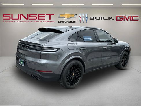 Certified 2024 Porsche Cayenne Coupe AWD/4WD image 4