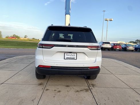 Used 2024 Jeep Grand Cherokee Altitude RWD image 10