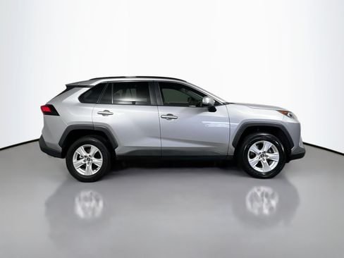 Used 2021 Toyota RAV4 XLE w/ Convenience Package FWD image 3
