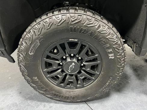 Used 2025 Chevrolet Silverado 2500 ZR2 w/ Technology Package image 26