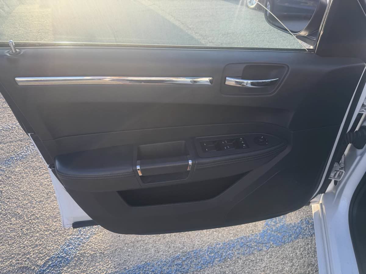 Used 2010 Chrysler 300 S RWD image 11