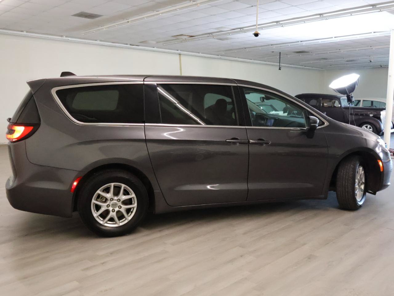 Used 2025 Chrysler Pacifica Select FWD image 25