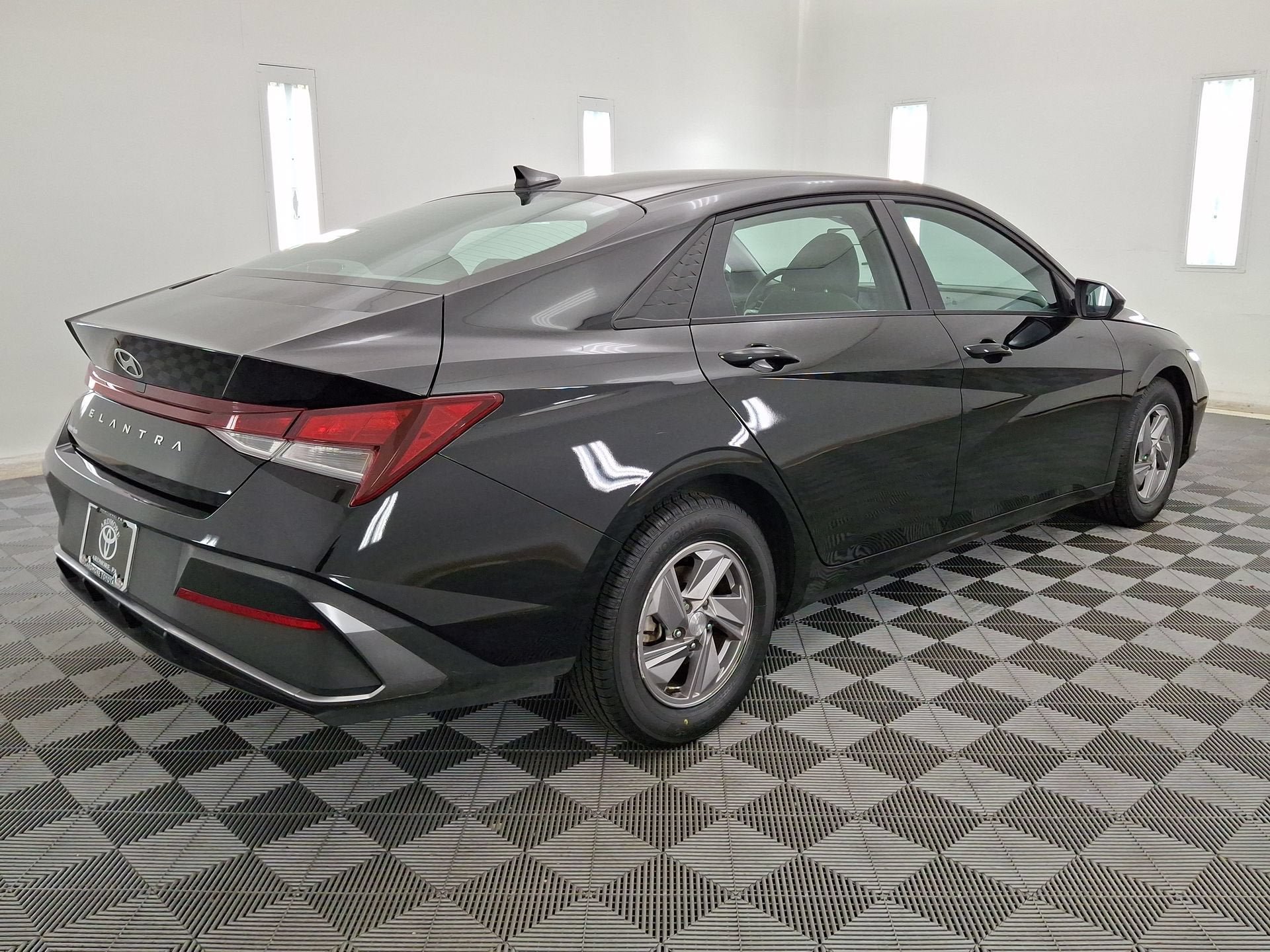 Used 2025 Hyundai Elantra SE w/ Cargo Package FWD image 24