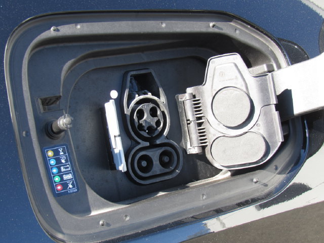 Used 2022 BMW iX xDrive50 w/ Sport Package AWD/4WD image 9