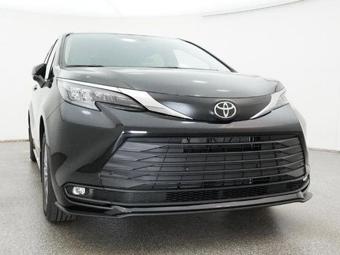 New 2026 Toyota Sienna XLE FWD image 7