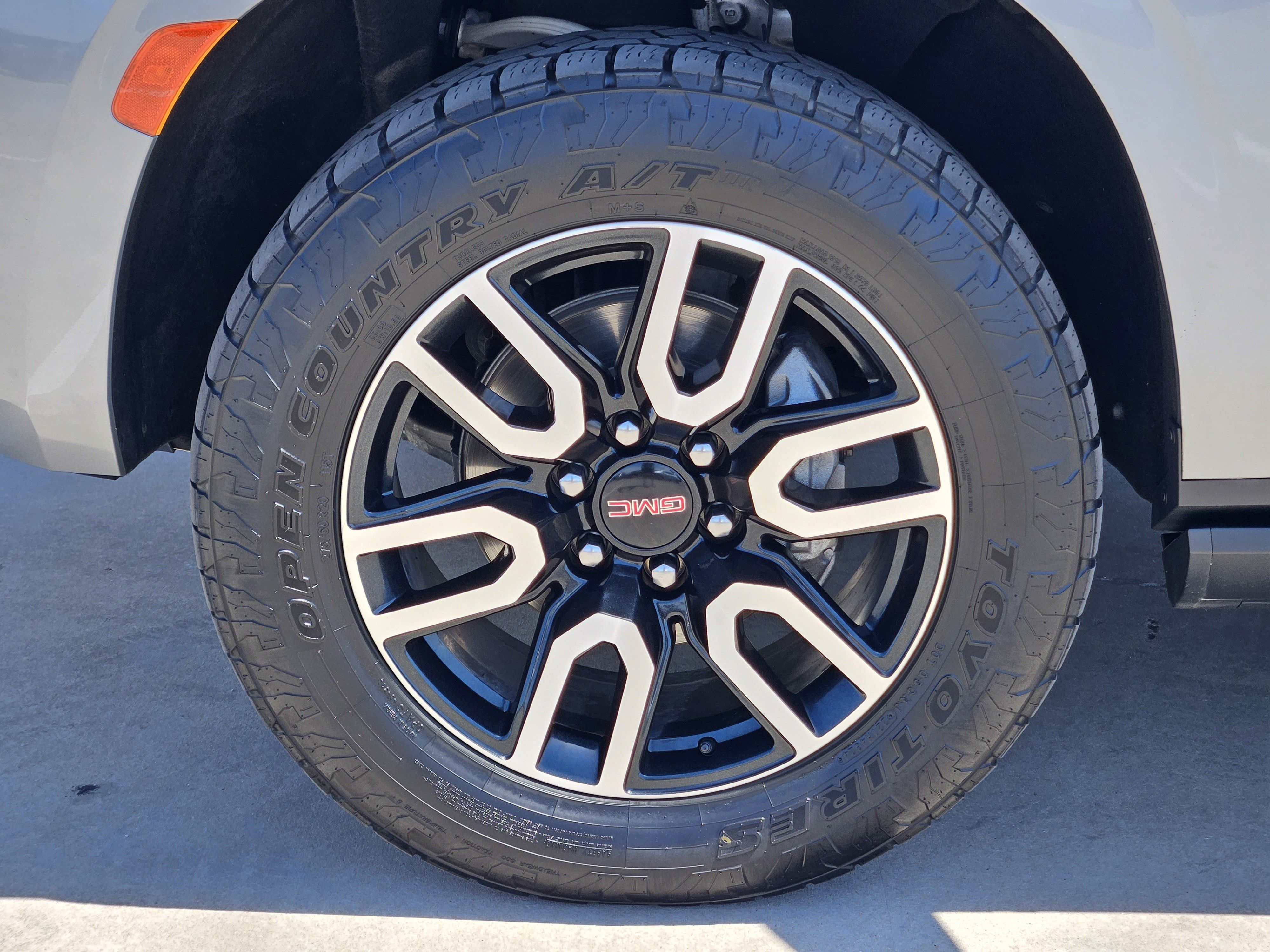 Used 2024 GMC Yukon AT4 w/ Technology Package AWD/4WD image 14