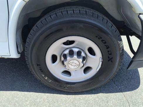 Used 2017 Chevrolet Express 2500 RWD image 12