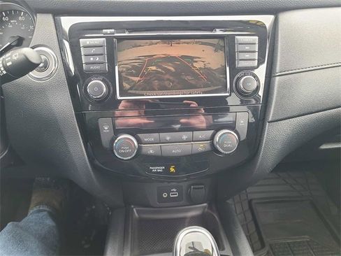 Used 2018 Nissan Rogue SV image 25