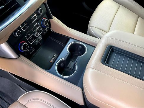 Used 2024 Chevrolet Suburban Premier image 17