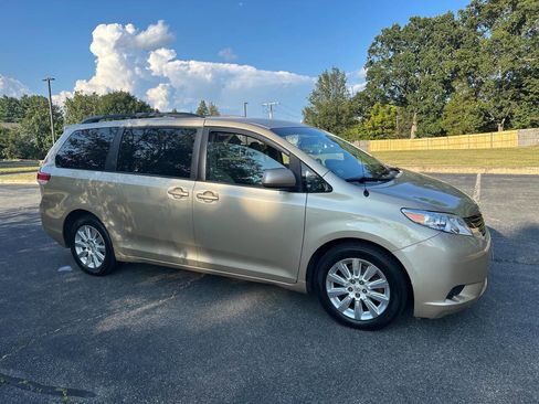 Used 2013 Toyota Sienna LE image 9