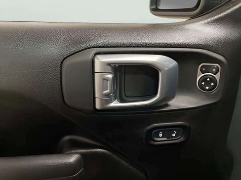 Used 2024 Jeep Wrangler Unlimited image 32