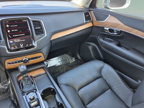 Used 2021 Volvo XC90 T6 Momentum w/ Climate Package AWD/4WD image 14