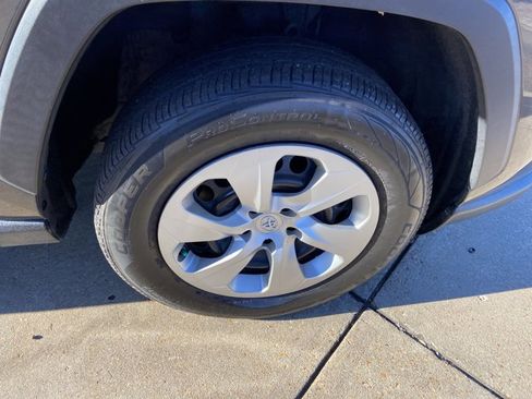 Used 2021 Toyota RAV4 LE image 31