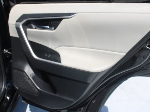Used 2021 Toyota RAV4 XLE w/ Convenience Package FWD image 17