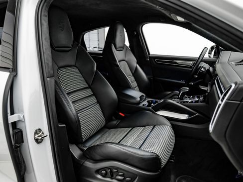 Used 2022 Porsche Cayenne Turbo image 50